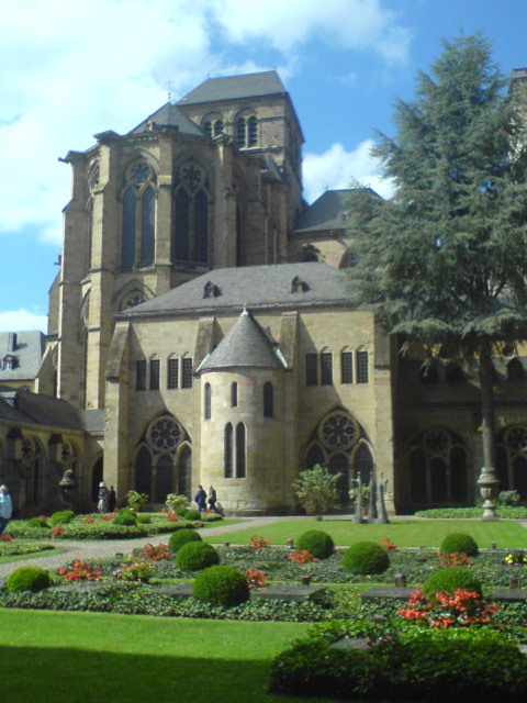 taman di dalam katedral